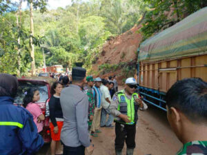 Poldasu, TNI, BPBD dan Masyarakat Evakuasi Material Longsor Tutupi Jalan Lintas Tarutung-Sibolga