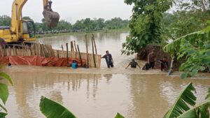 Kodim Lamongan Terjunkan Personel, Lakukan Penanggulangan Tanggul Jebol