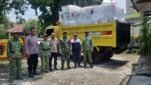TNI-Polri di Lamongan Kawal Penyerahan Kembali Logistik Pemilu