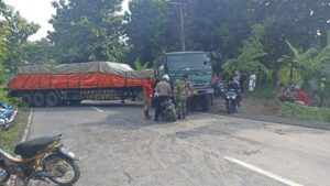 Babinsa Ngimbang Evakuasi Truk Kecelakaan