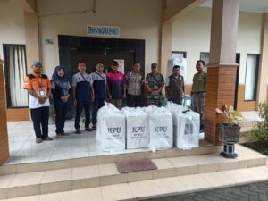 Pastikan Keamanan Logistik Pemilu, TNI-Polri di Lamongan Berikan Pengawalan