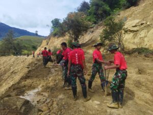 Longsor di Distrik Balingga, Yonif 721/Makkasau Ambil Langkah Sigap