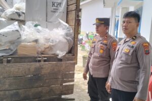 Polres Labuhanbatu Kawal Pengiriman Kotak Suara ke Gudang PPK Kualuh Selatan
