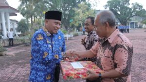 Bupati Asahan Serahkan Tali Asih ASN Purna Bakti