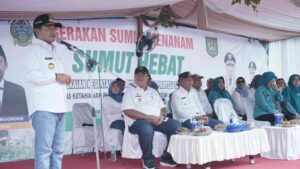Bupati Asahan Dampingi Pj Gubsu Tanam Cabai di Desa Serdang