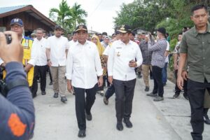 Pj Gubsu Dampingi Menteri PMK Serahkan Bantuan Pangan CPP di Belawan