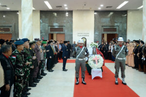 Gubsu  Pimpin Upacara Penghormatan dan Melepas Almarhum Baskami Ginting di Gedung Paripurna DPRD Sumut