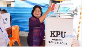 Bupati Karo Berikan Hak Suara di TPS I Kelurahan Gung Leto