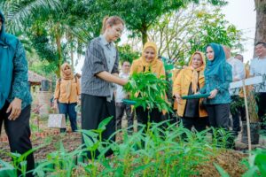 Kahiyang Ayu Kunjungi Kelurahan Belawan Sicanang Kenalkan Produk Unggulan Mangrove