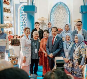 Presiden dan Ibu Negara Kunjungi Stand Dekranasda Kota Medan di Inacraft 2024