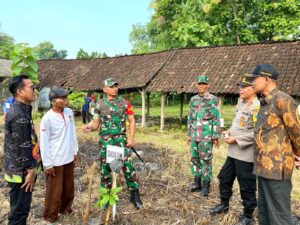 Di Pasar Desa Menongo, Letkol Arm Wira Rajut Sinergitas   