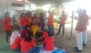 Dinas Lingkungan Hidup Kabupaten Karo Melaksanakan Pembutan Eco Enzyme