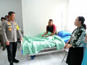 Kapoldasu Jenguk Dua Personel Korban Penganiayaan saat Tangkap Pelaku Narkoba