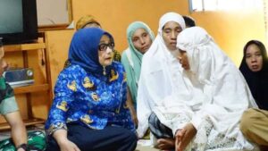 Kunjungi Rumah Alm Marhan Harahap, Bupati Labuhanbatu Serahkan Santunan