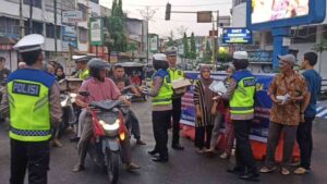 Bagi-bagi Takjil, Satlantas Polres Labuhanbatu Ajak Warga Tertib Lalu Lintas