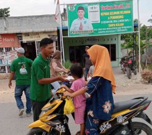 Tim Pemenangan Caleg Penry Nababan Bagi-bagi Takjil ke Pengendara