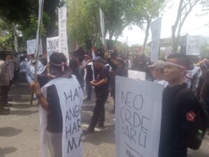 Dukung Hak Angket, Demonstran Antarkan Keranda Mayat Demokrasi ke Gedung DPRD Sumut