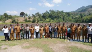 Lestarikan Ekosistem Hayati, Bupati Karo Tabur Benih Ikan di Tambak Mbelang Susuk
