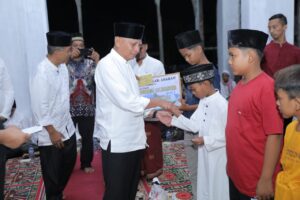 Safari Ramadhan, Bupati Asahan Berikan Bantuan ke Mushola dan Anak Yatim