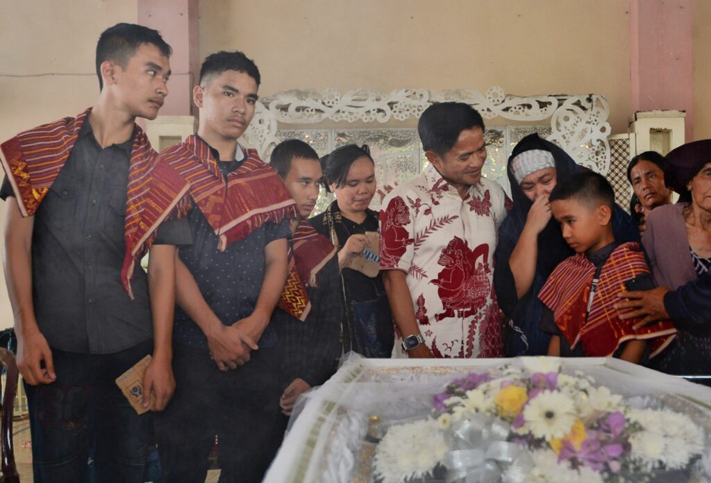 Melayat Mendiang Irwan Ginting, Pj Gubsu Sampaikan Duka yang Mendalam