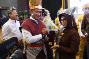 Pj Gubsu Beri Penghargaan Pembangunan Daerah Terbaik Kabupaten/Kota di Sumut