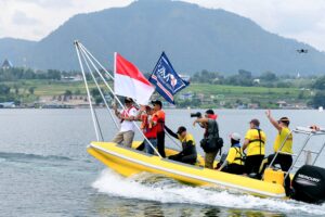Pj Gubsu Pimpin Lap Parade F1 Powerboat dan Kibarkan Bendera Merah Putih
