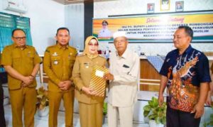 Plt Bupati Labuhanbatu Serahkan Sertifikat Tanah Hibah untuk Pekuburan Muslim dan Kristen di Bilah Hulu