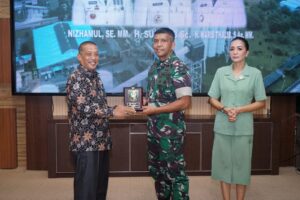 Ikuti Exit Briefing, Asisten I Setdakab Asahan Serahkan Plakat kepada Danrem 022/PT