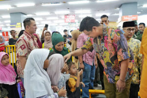 Walikota Medan Ajak Anak Yatim Berbelanja Baju Lebaran
