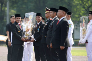 Pj Gubsu Serahkan Tunggul Kecamatan Terbaik Kategori Kota Tingkat Provinsi