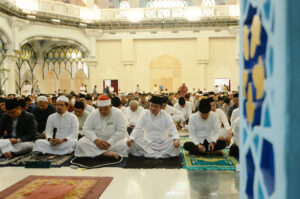 Pj Gubsu Salat Iduladha 1445 H Bersama Ribuan Masyarakat di Masjid Agung Medan