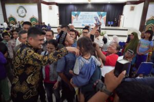 Bobby Nasution Serahkan BST kepada 1500 Penerima Manfaat