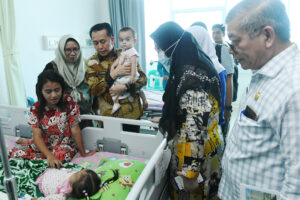 Pj Gubsu Agus Fatoni Cek Pelayanan dan Berdialog dengan Pasien RS Haji Medan