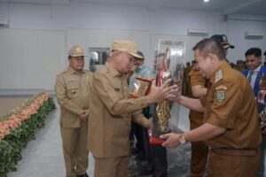 Bupati Asahan Serahkan Piala Desa Terbaik