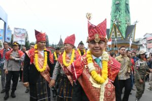 Pj Gubsu Agus Fatoni Sebut Festival Bunga dan Buah Momentum Banggakan Budaya Karo di Kancah Internasional