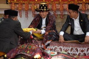Pj Gubsu Fatoni Diberi Gelar Sutan Raja Pangondian dan Panabalan Marga Hasibuan
