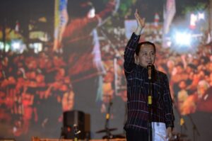 Bersama Ribuan Masyarakat, Gubsu Fatoni Ikut Rayakan Puncak Peringatan HUT Ke-17 Padanglawas