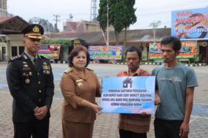 Pemkab Karo Serahkan Bantuan Rumah untuk Keluarga Sempurna Pasaribu