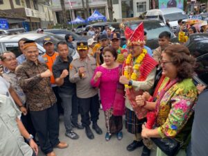 Sandiaga Uno Hadiri Festival Bunga dan Buah di Karo