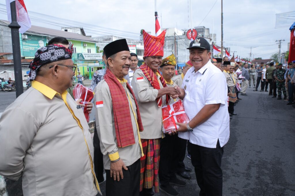 Sambut HUT Ke-79 RI, Pemkab Asahan Bagikan Ribuan Bendera Merah Putih