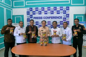 Pj Gubsu Agus Fatoni Lepas Ekspor Perdana Kerupuk Ikan Patin ke Malaysia