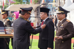 Pj Gubsu Agus Fatoni Terima Pin Emas, Pedang dan Piagam dari Kapolri