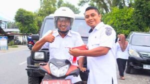 Sambut HUT Ke-79 RI, Diskominfo dan Balitbang Labuhanbatu Bagi-bagi Bendera Merah Putih