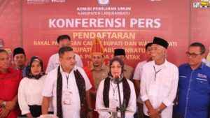 Bapaslon Bupati-Wakil Bupati Labuhanbatu Hendri-Ellya Rosa Daftar ke KPU