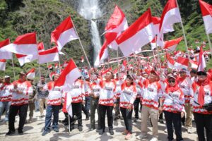 Sambut HUT Ke-79 RI, Forkopimda Asahan Kibarkan Bendera Merah Putih di Wisata Air Terjun Ponot