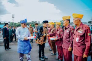 Bobby Nasution & Kahiyang Ayu Berbusana Adat Mandailing di Upacara Pengibaran Bendera HUT Ke-79 RI