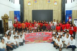 Ellya Rosa Lepas Kontingen Paduan Suara Labuhanbatu ke Pesparawi Sumut di Toba