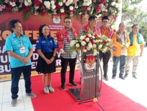 Diusung 4 Parpol, Pasangan Tino-Onasis Daftar ke KPU Karo