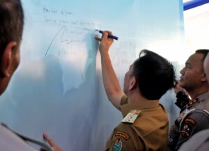 Gerakan 1.000 Tanda Tangan Pencanangan Tertib di Jalan Sambut PON XXI