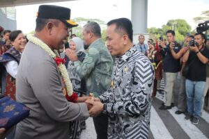Pj Gubsu Fatoni Sambut Kedatangan Kapoldasu Irjen Whisnu Hermawan Februanto